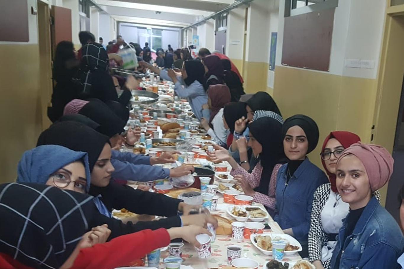 Öğrencilerden anlamlı iftar yemeği Öğrencilerden anlamlı iftar yemeği